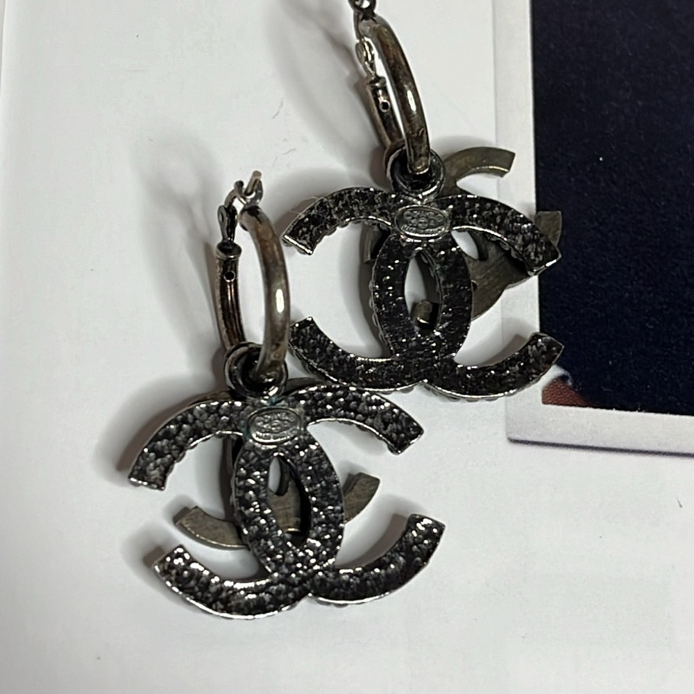 CHANEL VINTAGE METAL EARRINGS - Picture 3 of 9